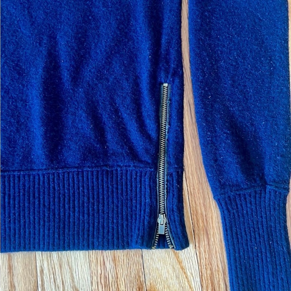 Club monaco blue Sweater with closures on the sides size small - Picture 2 of 8